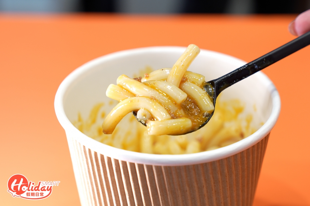 不想食飯則可選擇米通粉系列，包括兩款湯米通粉一款撈米通粉，其中「蘭王蛋拌沙茶碎牛撈米通粉 」是招牌之一，煙韌的米通粉拌勻沙茶醬，不會有濃厚的花生味，再加入蘭王蛋一齊乾撈，每粒米通粉掛滿沙茶醬和蛋汁相當惹味！