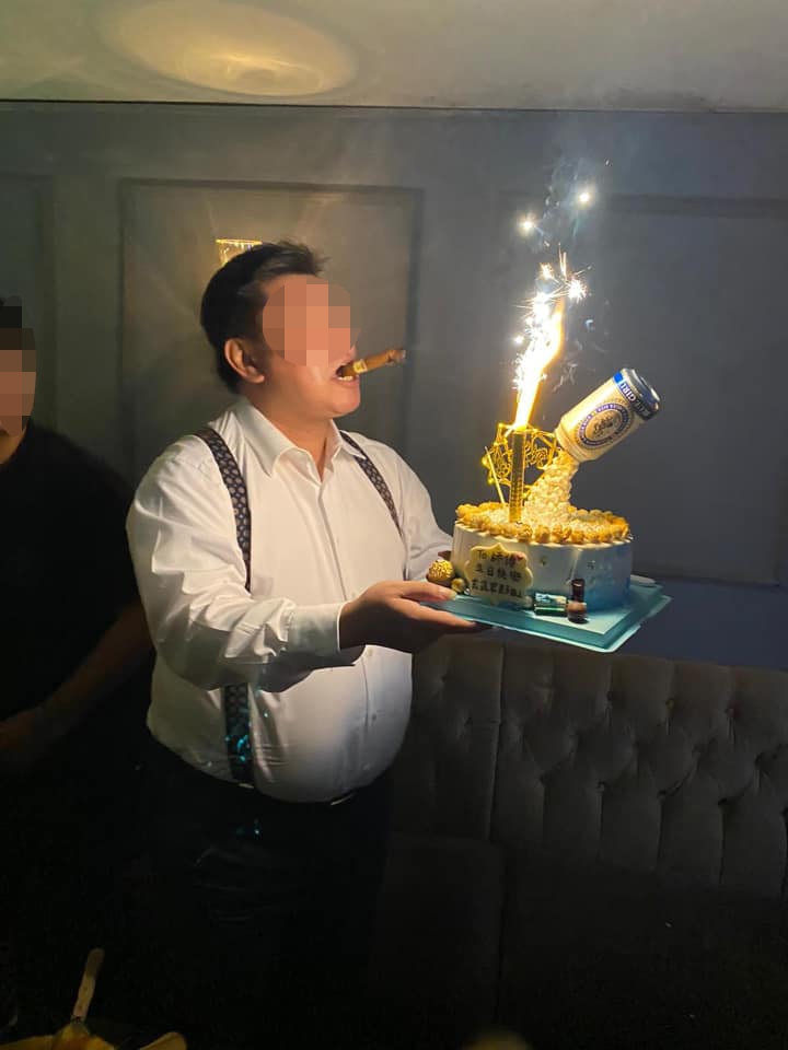林二汶嘅師傅係「玄鳴老師」,自稱擁有台灣護照
