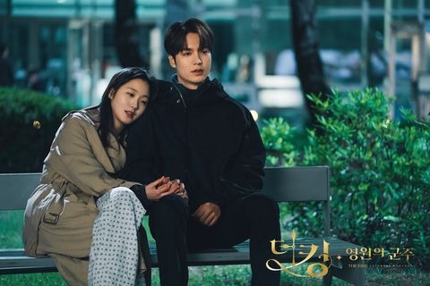 網民稱如果長相一般嘅女生相對就要花啲功夫。佢指港男「骨子裡還是高人一等」