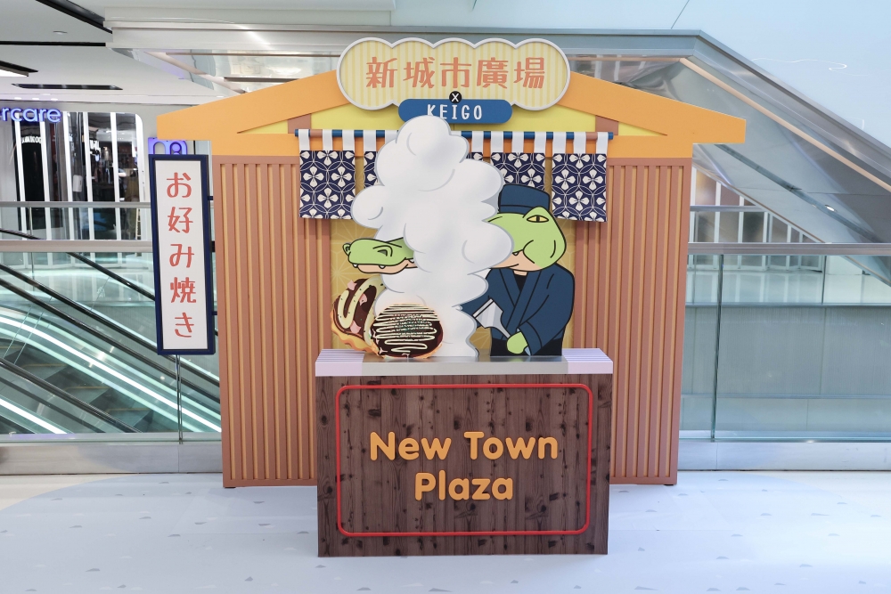 白煙中冒出綠色的大嘴巴。