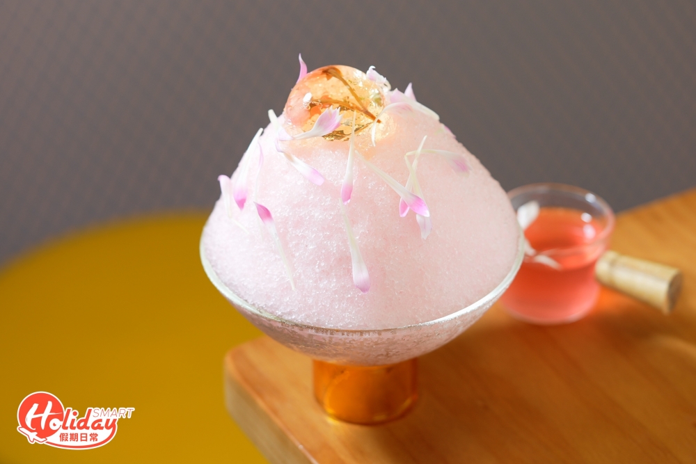 粉紅色的賣相已經先勝一籌，表面放上自家製梅酒水玄餅，內層則盛載著梅酒果凍和意大利芝士蛋糕，不論是配料及刨冰份量相當多，吃到啖啖的梅酒香。