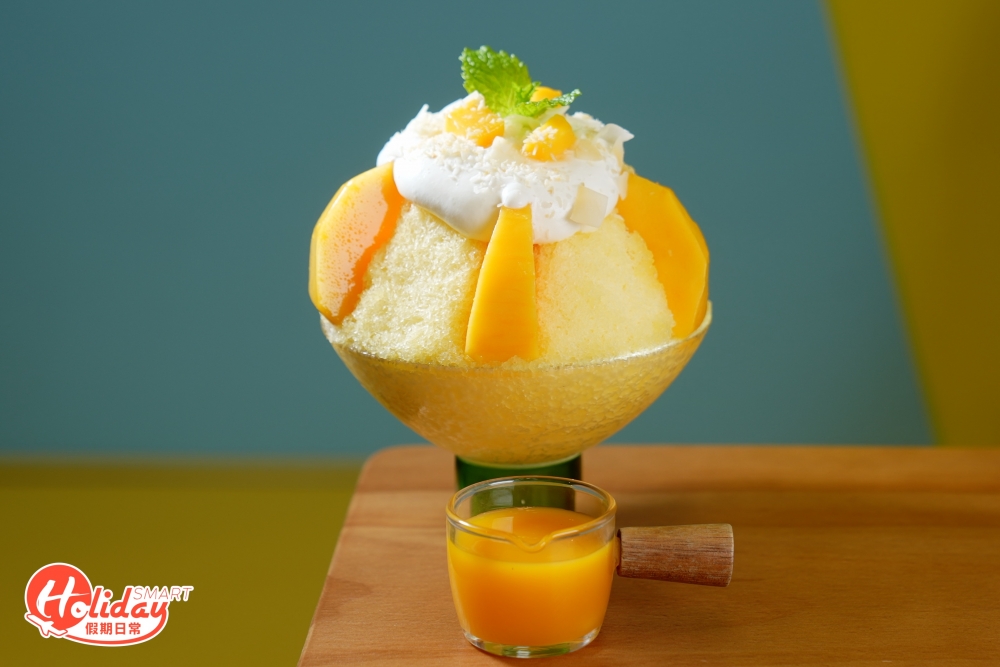 現時店舖有8款口味刨冰供應，當中以芒果椰子奶蓋雪花冰最受歡迎，選用香甜的時令愛文芒，上層舖上濃郁的椰子奶蓋、椰子脆片和椰絲，再在側邊放上大片芒果肉，吃前更可淋上芒果糖漿，吃完外層刨冰後，會發現內裏都放了不少餡料，中間夾著新鮮芒果粒和爆珠，最底部還有香甜的芒果布甸。