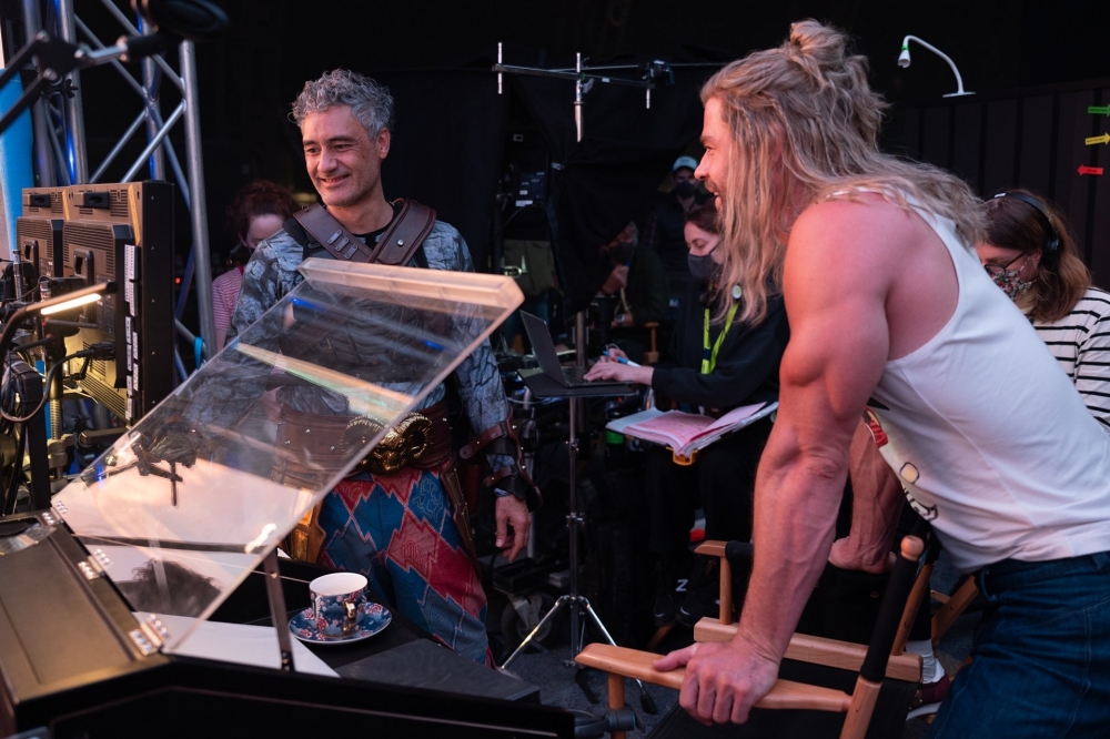 Chris Hemsworth與導演Taika Waititi繼《雷神奇俠3:諸神黃昏》之後再合作《雷神奇俠4:愛與雷霆》。