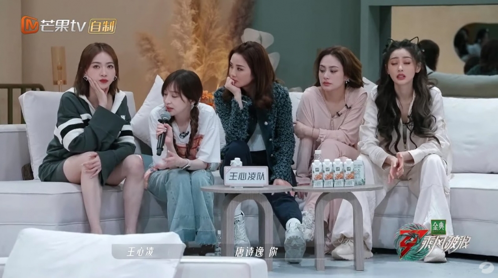 王心凌經過一番考慮後決定揀舞蹈員出身嘅唐詩逸加入。
