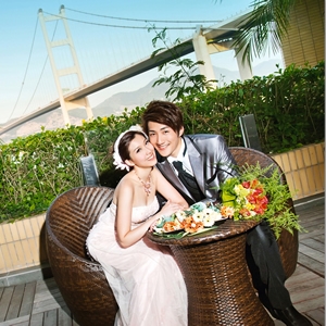 其實蔡淇俊喺2015年宣佈與圈外女友結婚！（圖為佢與姚子羚擔任婚紗模特兒嘅照片）