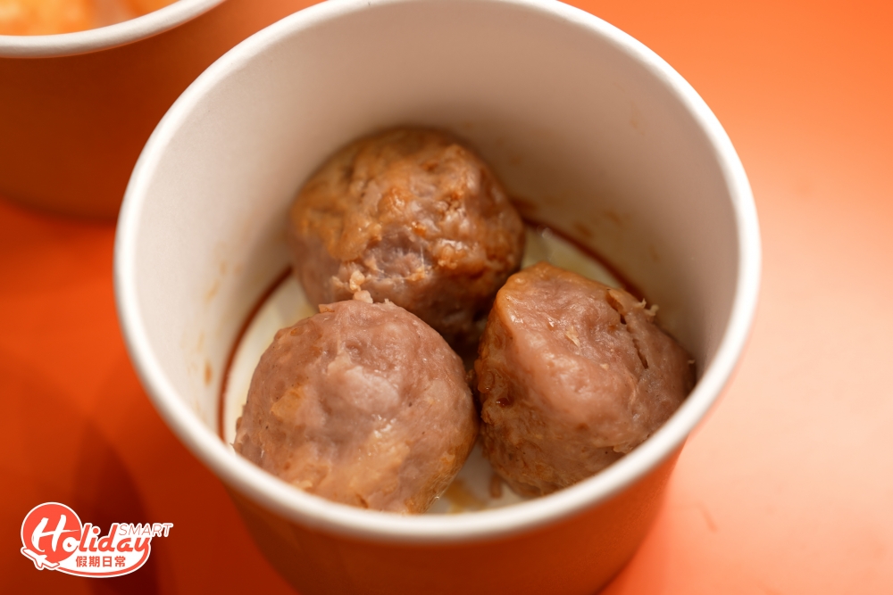 小食店亦提供其他特色地道港式小食，其中「邪教牛肉球Fx」與坊間茶樓常見的牛肉球大為不同，是以新鮮騸牯牛的尾龍位置和安格斯牛小排製成，並以沙葛代替馬蹄，以百分百牛肉製作，食落口感更實在，牛味更濃郁。