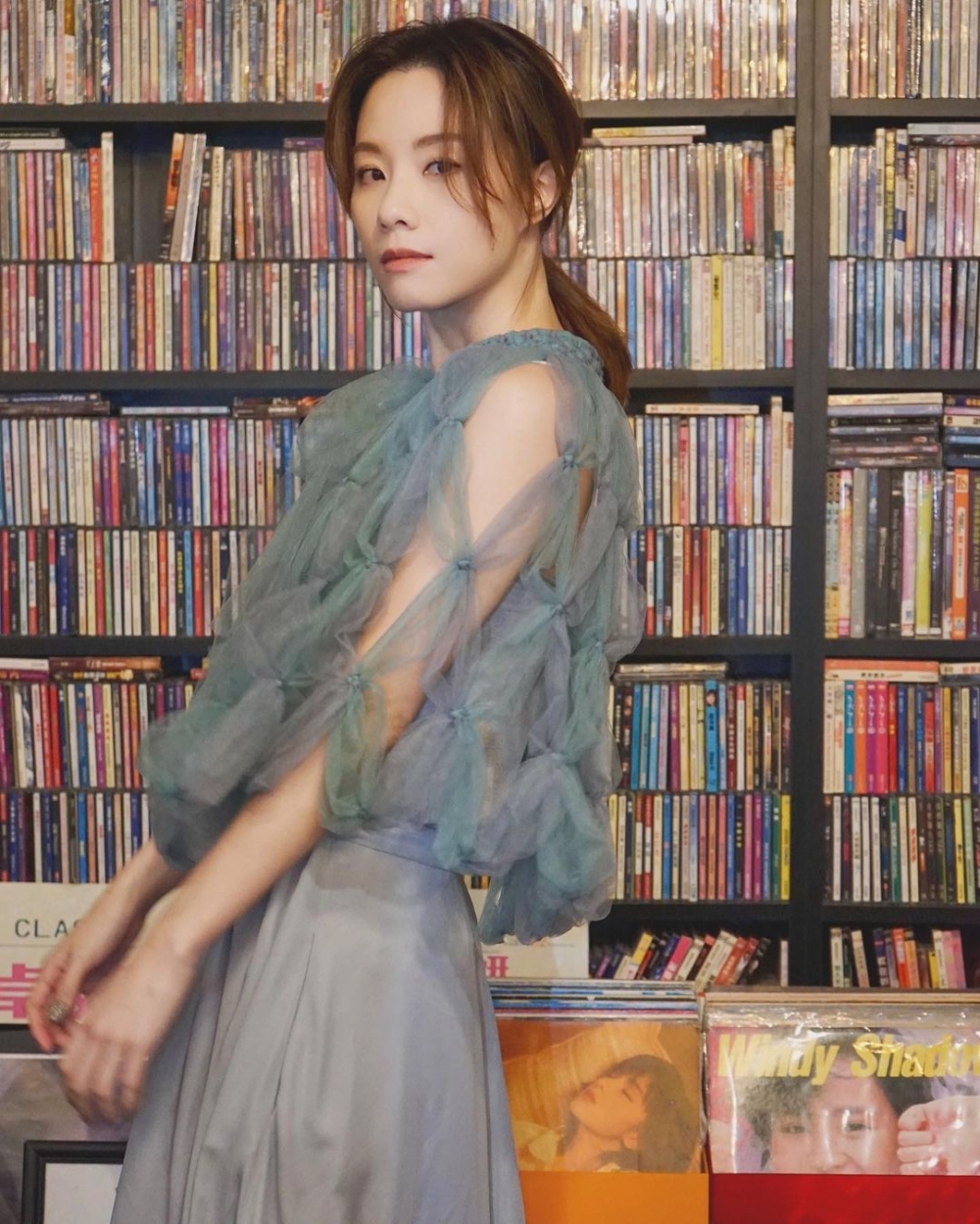 現年38歲嘅鄧麗欣主力喺電影圈發展，更憑《空手道》奪香港電影評論學會大獎「最佳女演員」