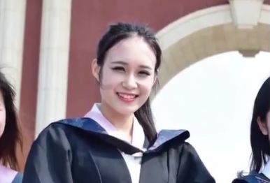 女生上載自己大學畢業時嘅照片,只見相中嘅佢十分清秀