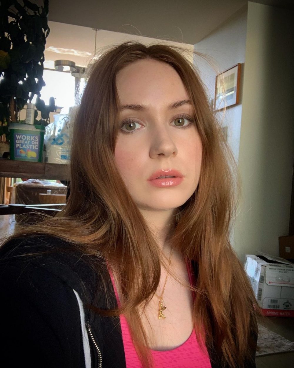 Karen Gillan。