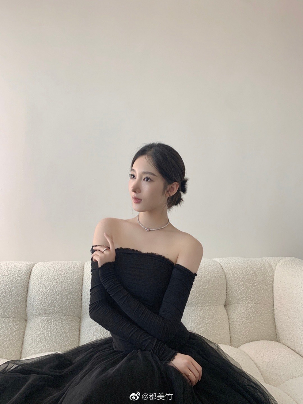 最近,都美竹上載咗一連串嘅寫真照