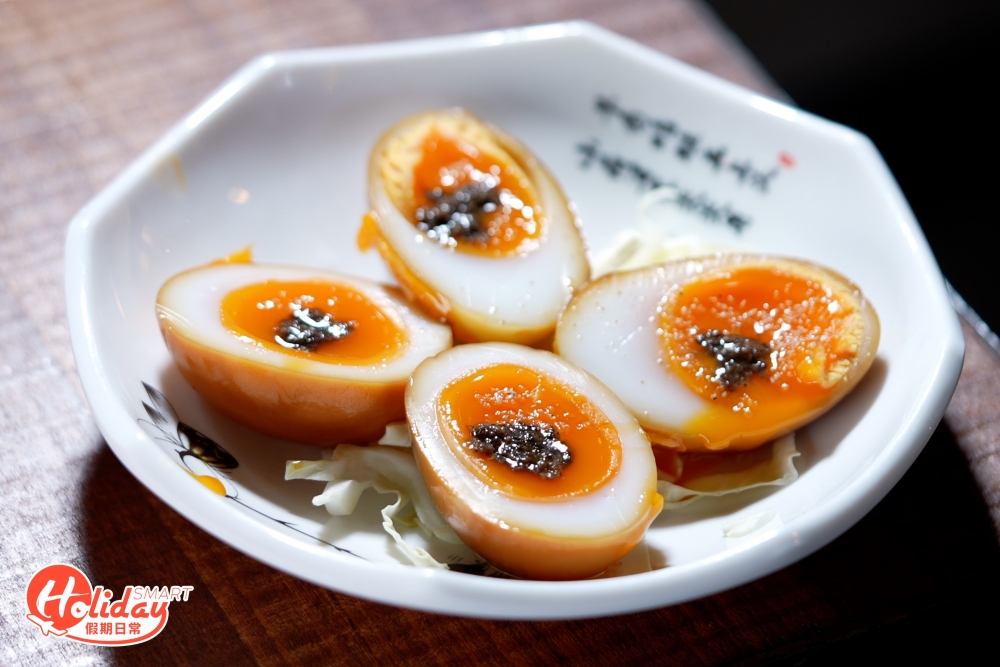 另有多款麻辣小食，包括麻辣藕片、麻辣海蜇、蒜泥白肉、麻辣雞腎及麻辣夫妻肺片等，其中小食方面，特別推介黑松露煙燻溏心蛋和雞絲粉皮，前者未食已經聞到陣陣黑松露味，再帶淡淡煙燻香，配搭流心蛋黃更香氣馥郁。