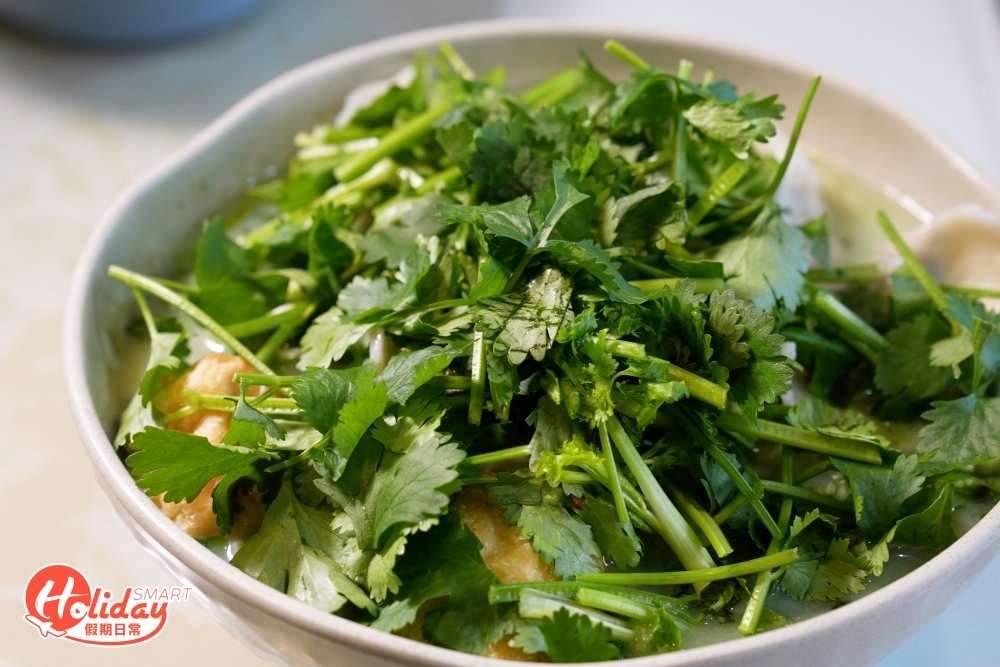 芫荽味的餃子配上清香鮮甜的芫荽湯！
