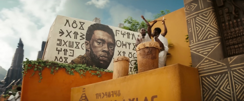 T'Challa壁畫上的部分文字翻譯為「THE PANTHER KING FOREVER LIVES IN US AND…」。