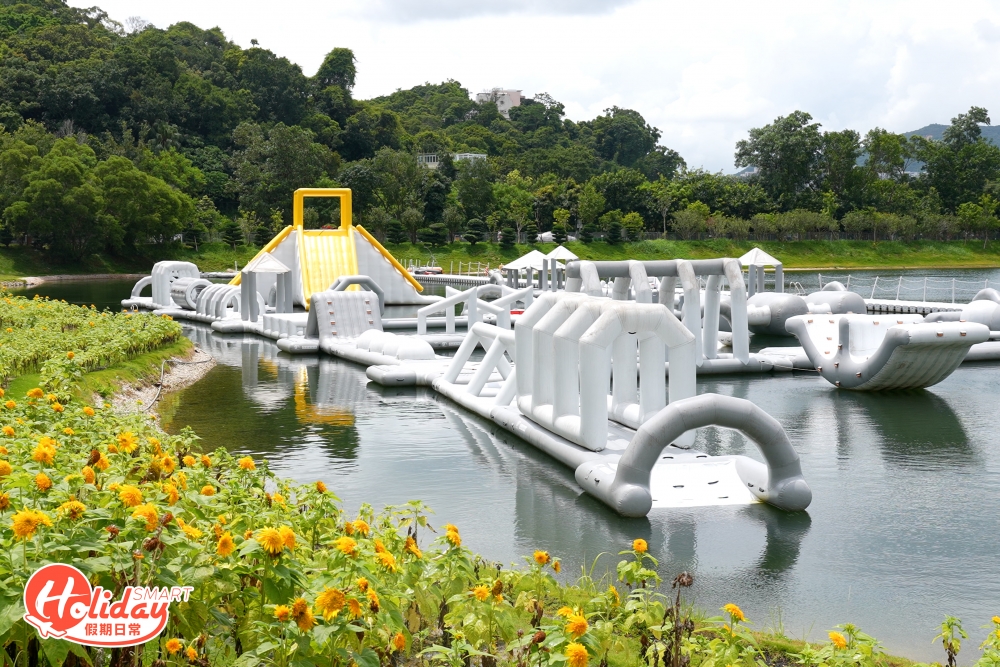 每年限定夏天登場的大埔充氣水上樂園「Aqua Park」由即日起至9月30日期間再度回歸，樂園位於大埔白鷺湖互動中心Flow Academy，3萬呎的水上運動競技場內有多個大型充氣玩樂設施，由45件充氣組件組合而成，雖然今年水上競技場規模較往年「縮水」，但同樣設有多個超刺激挑戰關卡，包括魔鬼搖搖板、闖關競技賽道和滑水梯等，今年更新添置6米高的炮彈飛人。