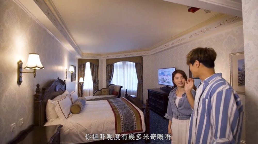 據悉自稱員工嘅人士以一兩折出售門票及酒店住宿！