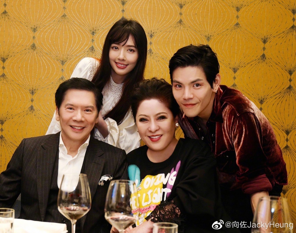 由戀愛到結婚到誕女到懷二胎,向太不時代兒子、新抱回應外界一切傳聞