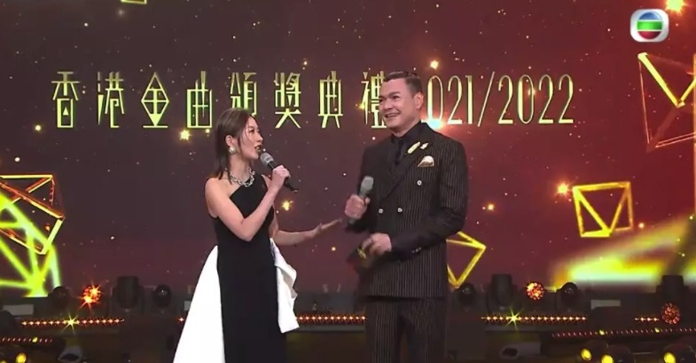 而主持人李志剛仲竟然公開以「國民初戀」稱號讚佢，反而令場面變得好尷尬！