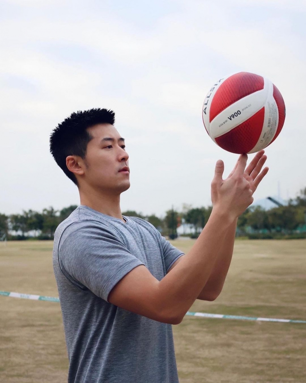 Henry曾是香港排球代表隊成員,2017年加盟泰國蘭實大學,成為第一位外流的香港職業排球員。