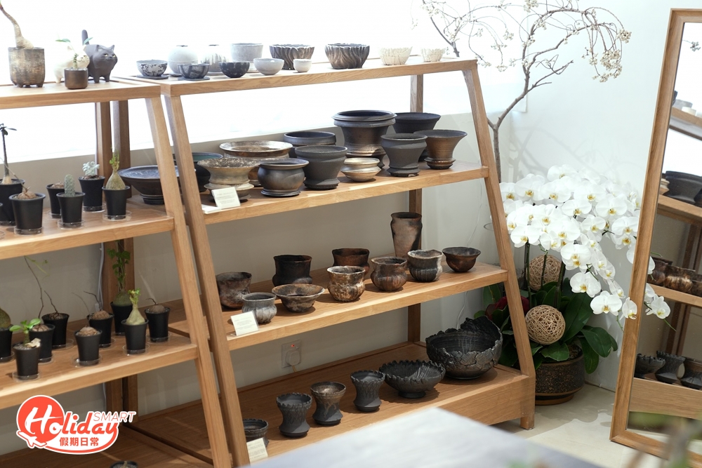 既然有盆靚植物自然要配個靚盆器,小店亦與多位香港陶瓷職人合作,售賣多款本地知名陶藝家手製的盆器作品,推動本地陶藝文化。