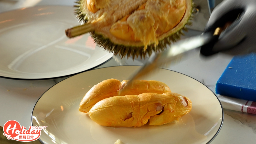 場內所提供的榴槤全部皆由馬來西亞彭亨州直送，每天樹上熟即時採摘！