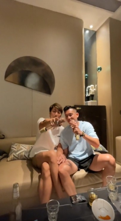 蔡淇俊近日上載與男友人拖手唱歌嘅影片