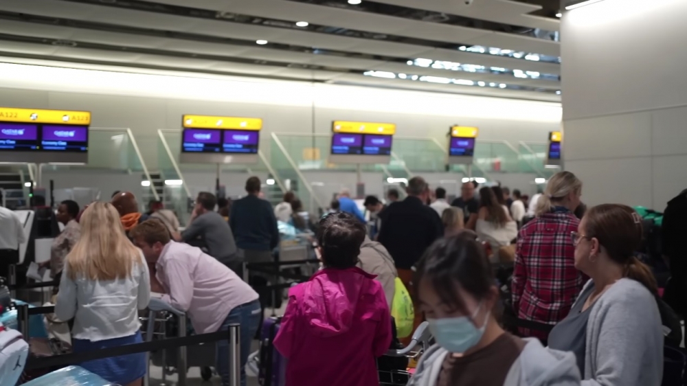 機場櫃枱其實係開晒，全部有職員做嘢，但真係好慢好慢