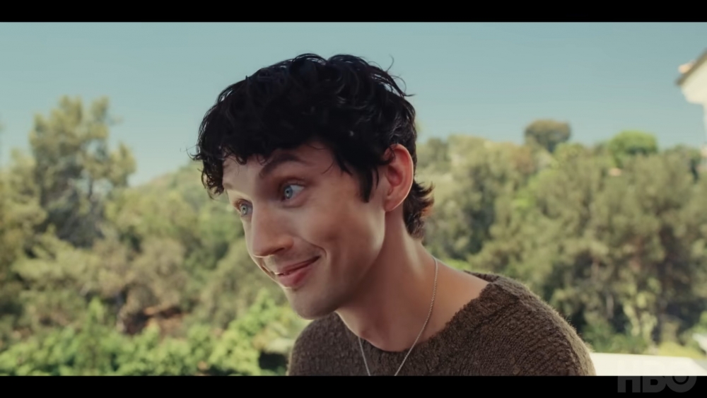 Troye Sivan在預告中露出意味深長的笑容，背後似乎藏有秘密…