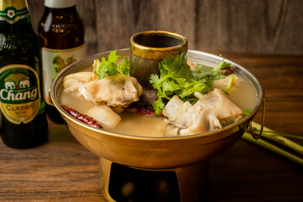 冬陰豬手鍋是泰國家鄉經典菜，湯底香濃且酸辣惹味，極為出色！