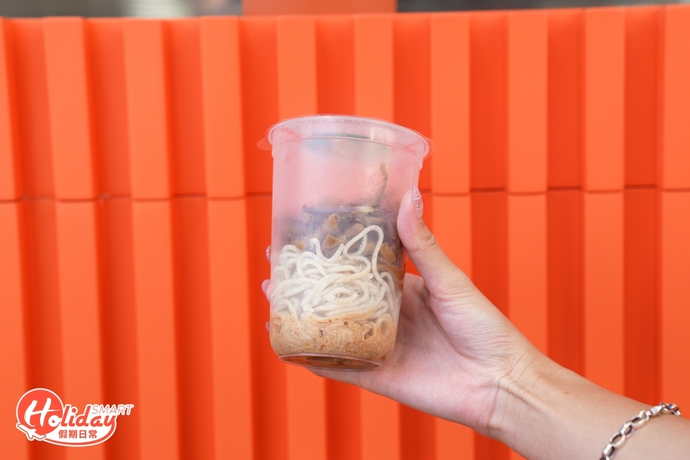 在此更可找到「叁拾士多」皇牌產品之一Chok麵，以往在「叁拾士多」的Chok 麵本來只有自家製的辣醬汁作為調味配搭麵底，而小食店買到的Chok麵則加入不同的配菜，分別推出「鵝腸火雞腎Chok麵」和「慢煮叉燒Chok麵」。