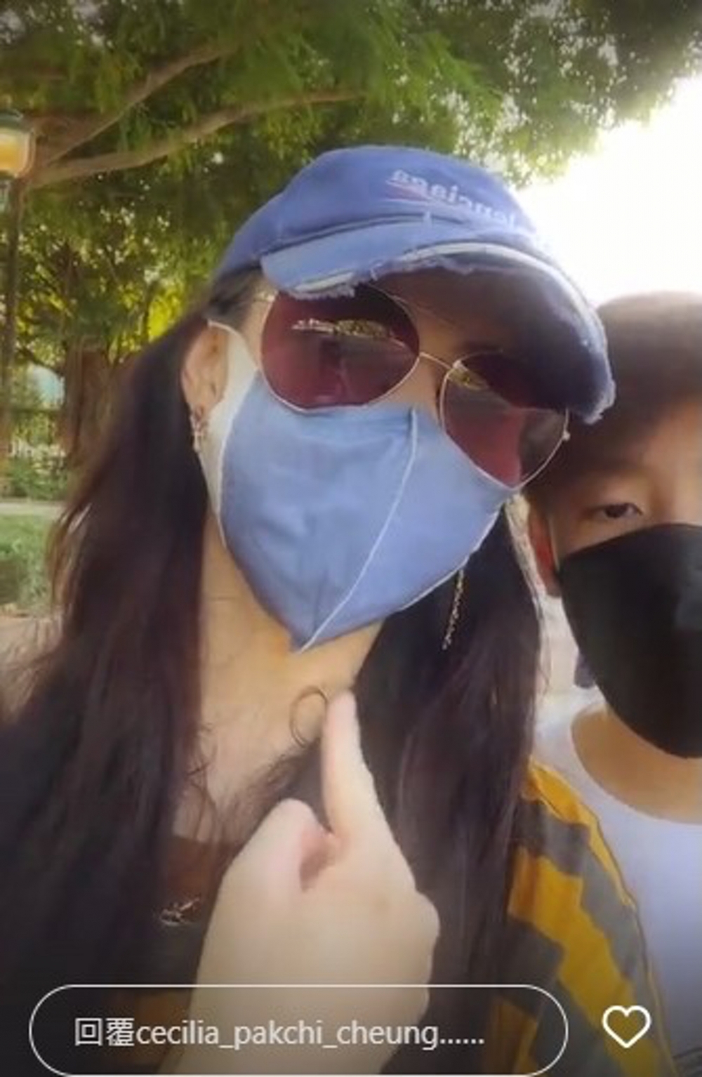 近日,張柏芝帶二兒子Quintus去香港迪士尼樂園玩~