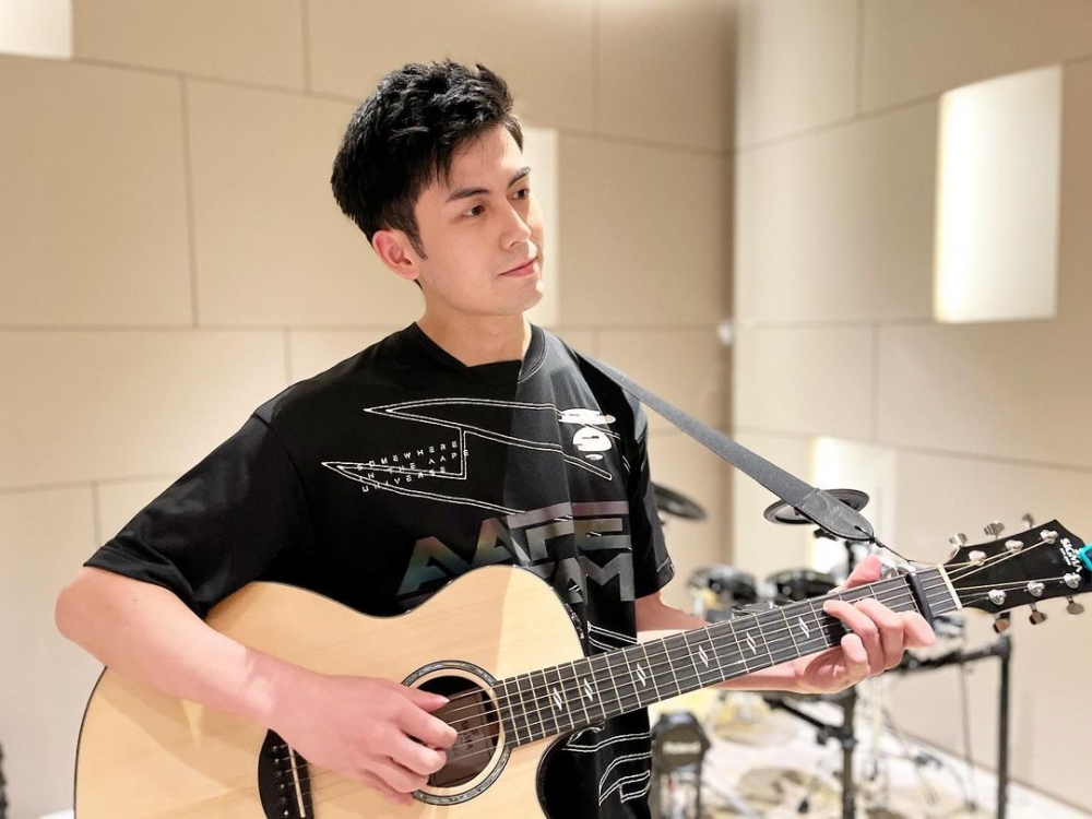 喜歡音樂的林嘉宏仲會彈結他!