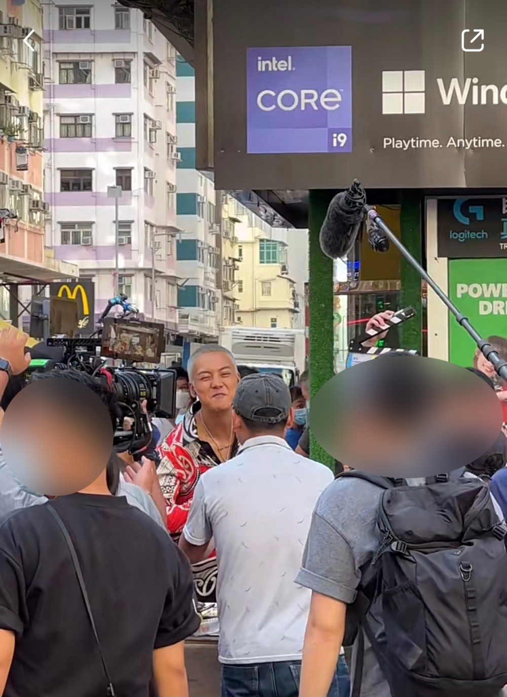 網友拍攝嘅片段可見,William大展親切笑容,電影拍攝如火如荼!