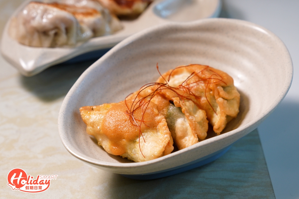 必試流沙鹹蛋黃炸蝦餃，外皮炸至金黃酥脆！