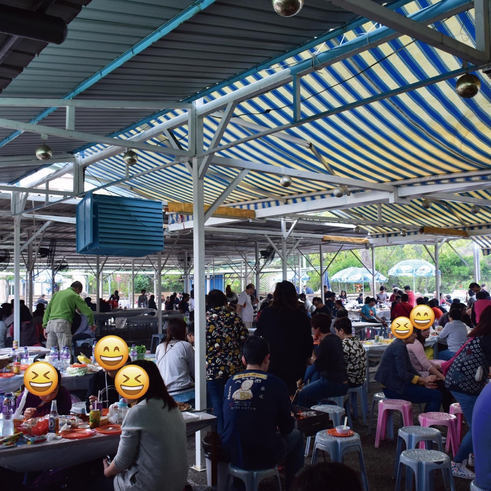 每當節日或一大班朋友聚會，圍爐BBQ是不二之選；位於大欖涌河畔的「大欖燒烤」已經營近20年，店家主打港式BBQ，地方寬敞，兩手揈揈即可歎到各種燒烤美食