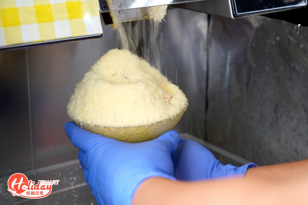 坊間常見的日式刨冰，主要是用原磚冰粒刨製，以刀片刮出雪花狀並堆成刨冰，本身刨冰是沒有味道，主要靠醬汁提味，而這裏的招牌雪花冰製法跟日式刨冰不同，不用原塊冰粒刨製，反而是直接將飲品製冷即時製冰，即是只要換上不同口味的飲料，便可以做出不同口味的刨冰。