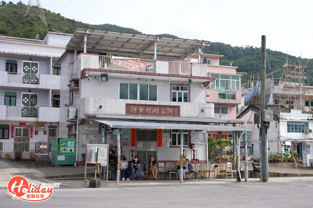 河背水塘位於元朗八鄉附近，海拔250米高，被群山環抱，而要朝聖港版京都嵐山竹林，首先由河背村村公所出發，在村公所旁邊會看到往河背水塘家樂徑的指示牌，沿著石屎路行即可展開今次旅程，基本上沿著大路一直行即可，過程不時會出現人車爭路情況，所以切記小心留意路面情況。