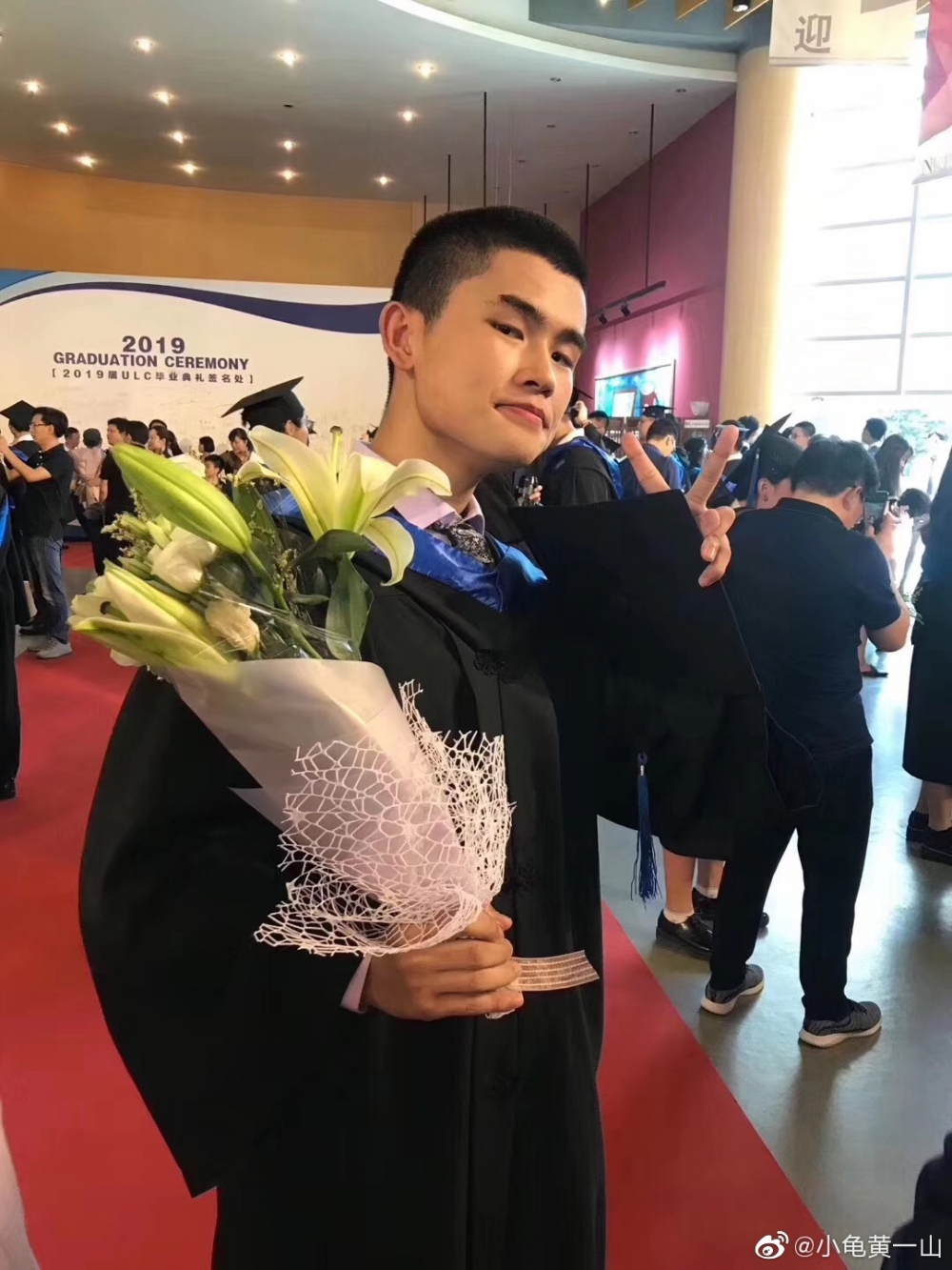 2019年細龜喺微博晒出小兒子高中畢業照，指仔仔已獲倫敦大學學院（UCL）正式錄取。