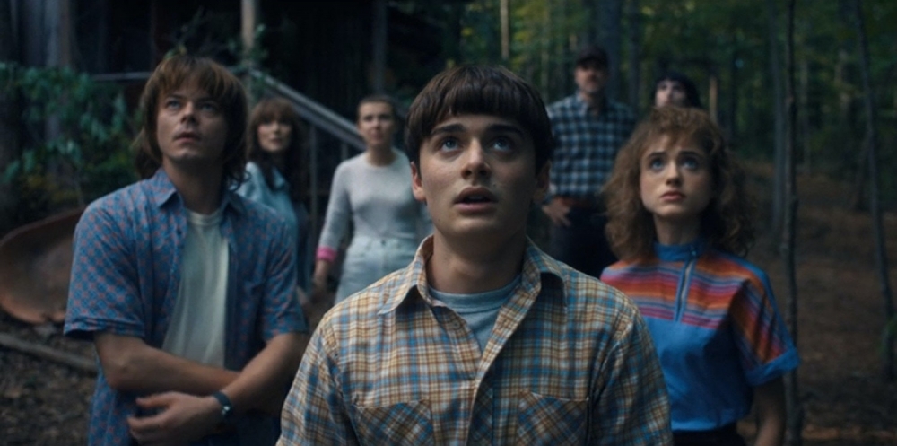 當中最近熱爆嘅Netflix原創劇《Stranger Things》系列加入咗有關「平行時空」等元素
