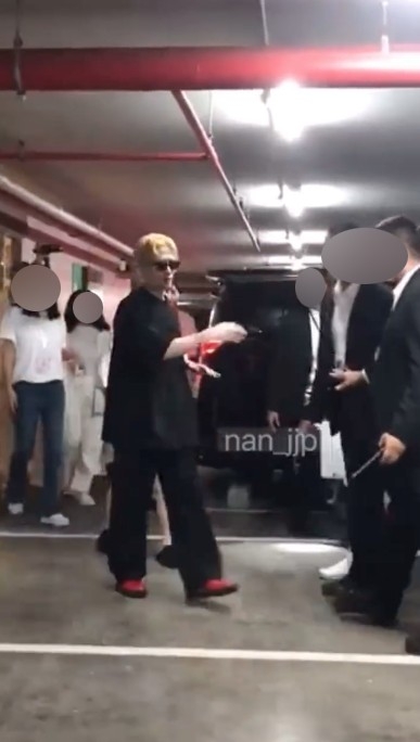 Jackson見到咁多粉絲到場支持佢，亦忍唔住行近fans