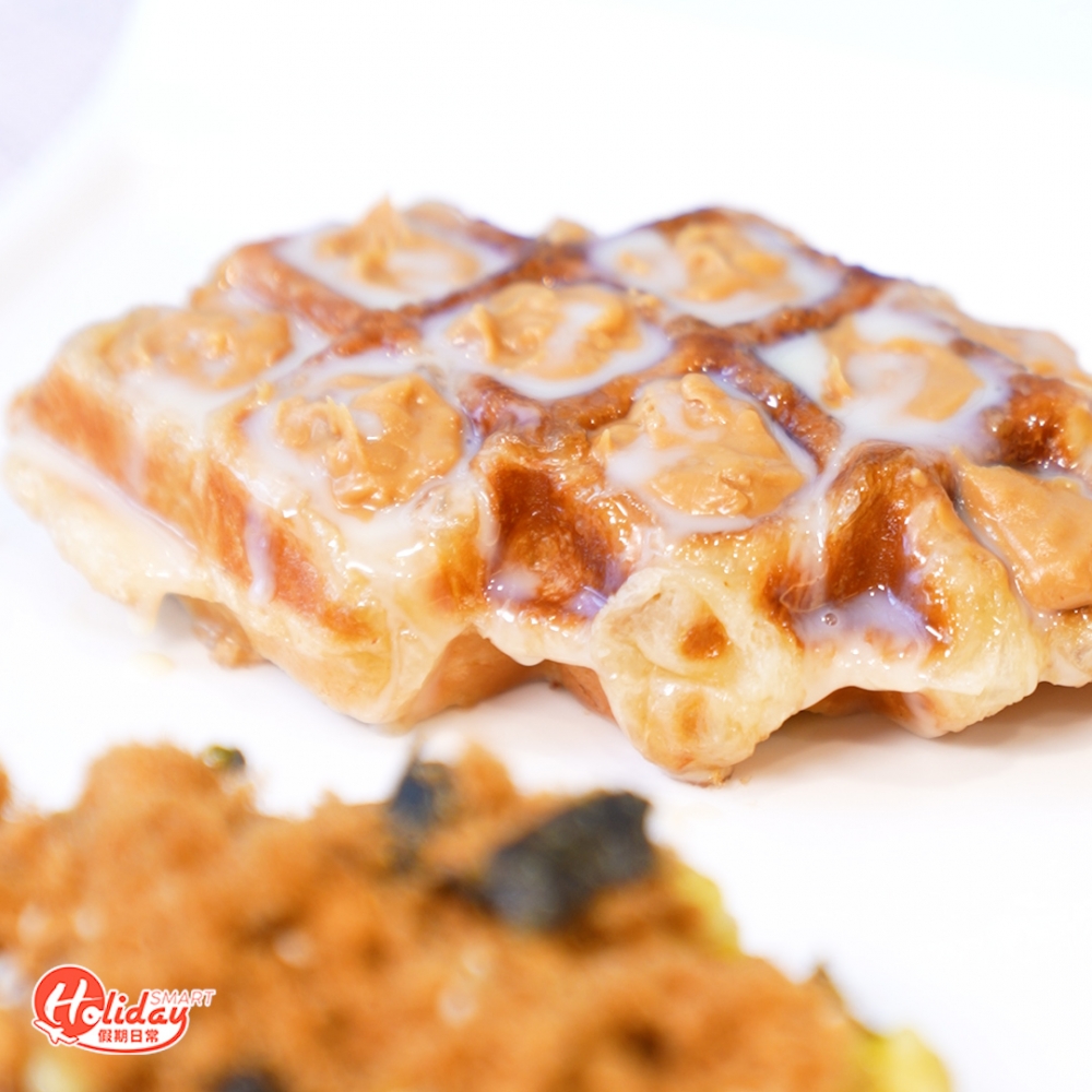 滿滿港式風味的奶醬味及海苔肉鬆味，奶醬味加入花生碎粒的花生醬及煉奶；海苔肉鬆味充港鹹香味，香口又酥脆！