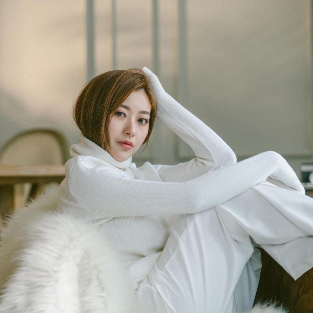 獲封「翻版袁嘉敏」的Kylie,奪得Ace Talent演藝模特兒大賽的演藝亞軍及「 Face of Hong Kong 」模特兒冠軍!