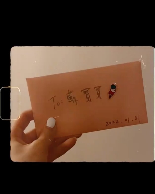 So Ching 26歲生日,身為男友嘅阿MO當然有準備好禮物啦!除咗iPhone同家電之外,佢更貼心寫埋信,好sweet!