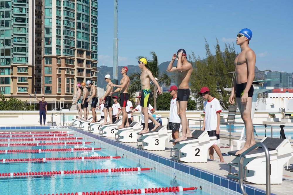 由於屬於過敏體質，王智騫無辦法長時間在游泳池中，身體很容易過敏，所以每次拍攝都要準備藥膏同食藥，認真不容易~