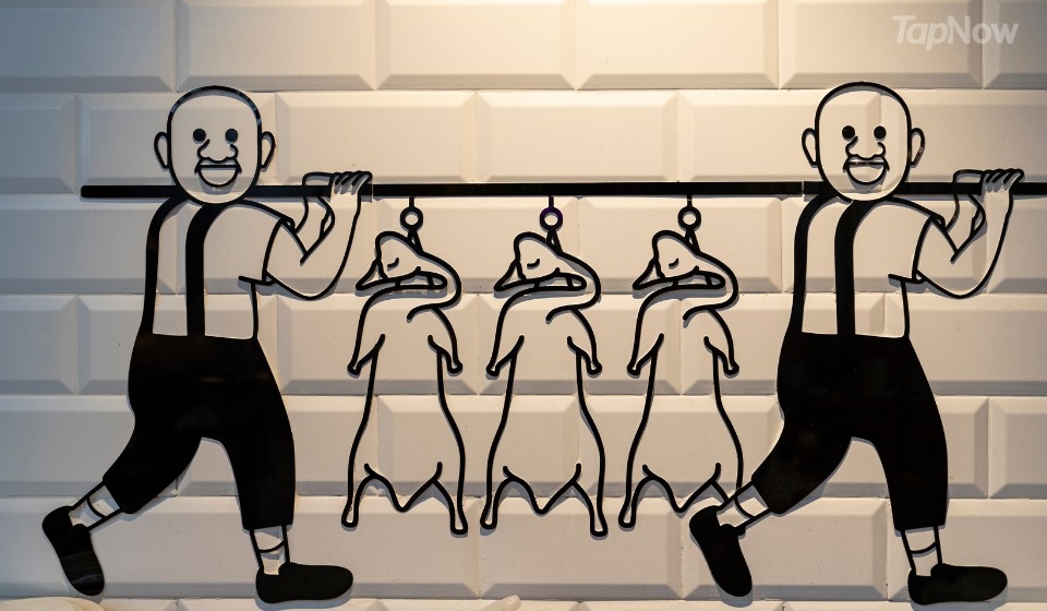 鼎爺嘅公仔抬住燒鵝，睇黎呢到嘅燒鵝係招牌菜?