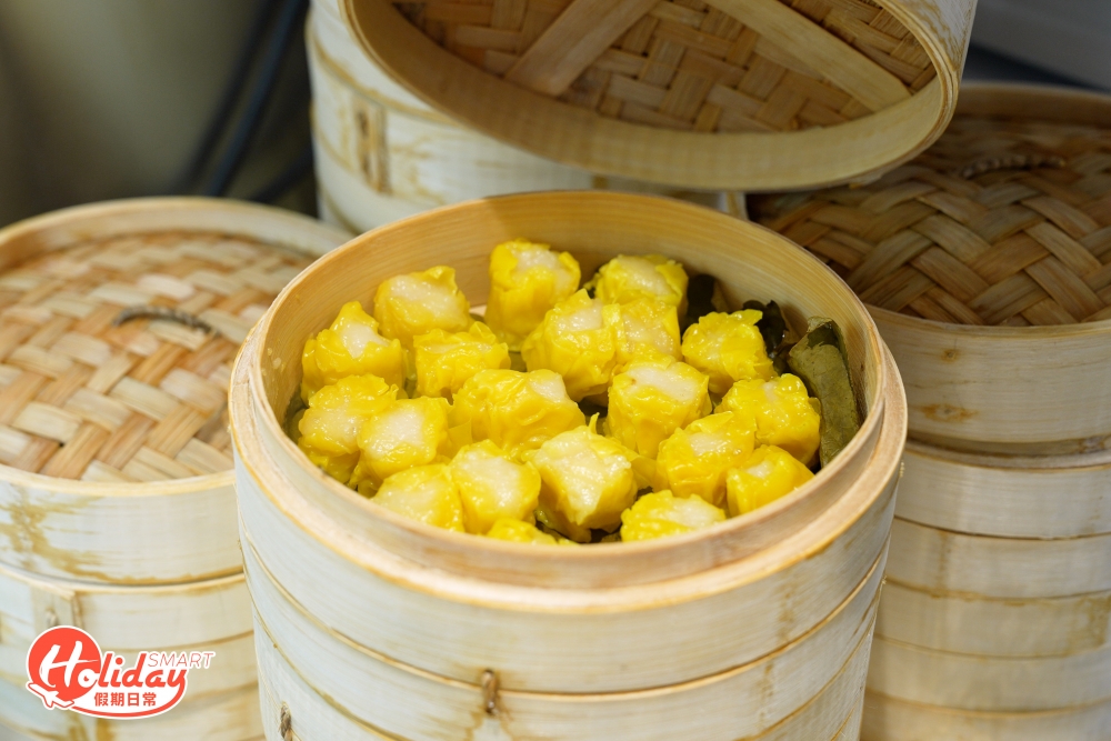 說到叁拾士多，當然不少得人氣最高的魚肉燒賣，高峰時期日賣一萬粒便知多犀利，招牌燒賣由一間本地豉油廠製造，除了口感彈牙外，其秘製醬汁都是一大賣點，蘸上秘製豉油和辣油同食更惹味。