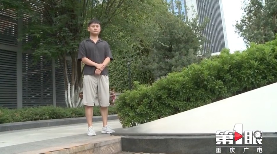 重慶一名男子許明偉任職教師，現年34歲，佢過往從未有過戀愛經驗，係一位A0男士