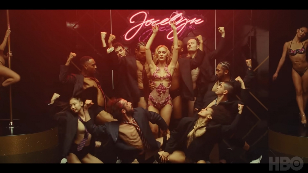 Jennie雖然是主角Lily Rose Depp的伴舞之一，但非常搶鏡！