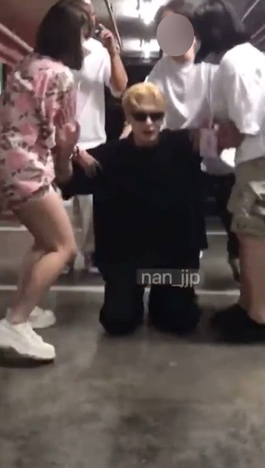 Jackson佢身邊嘅助手一見佢跪低即刻想上前扶佢起身