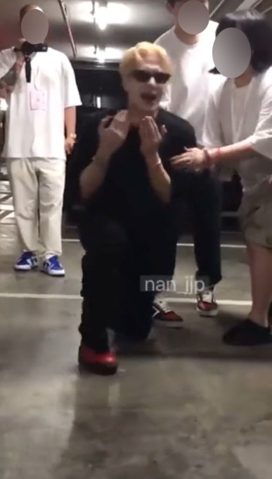 內地網民認為Jackson喺內地都未試過向fans下跪，卻對外國人如此厚禮不恰當