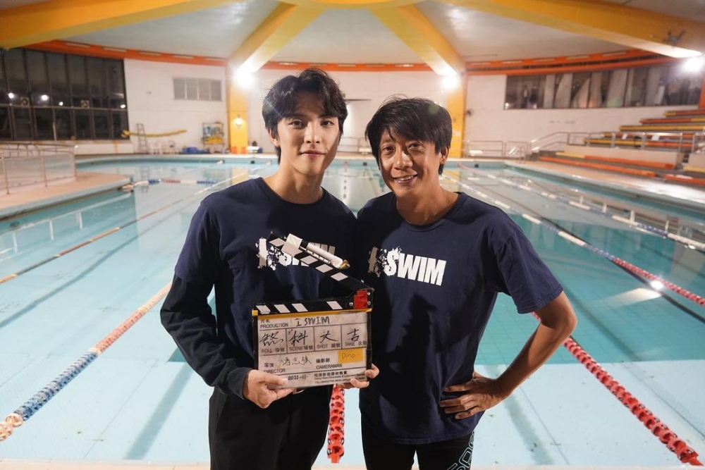 《i.SWIM》改編自馮志强導演(右)的同名原創小説。